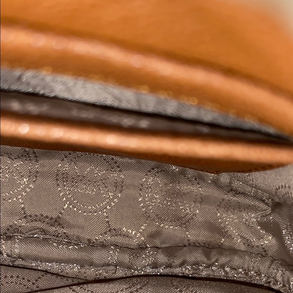 Michael Kors Brown and Gold Crossbody Bag with Luxurious Finish - Picture 5 of 6